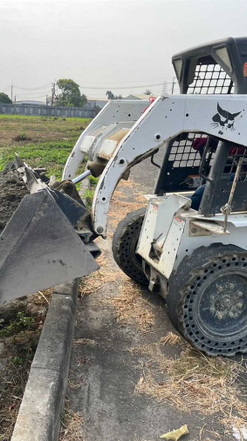 屏東來義鄉小山貓(鏟土機,推土機)整地